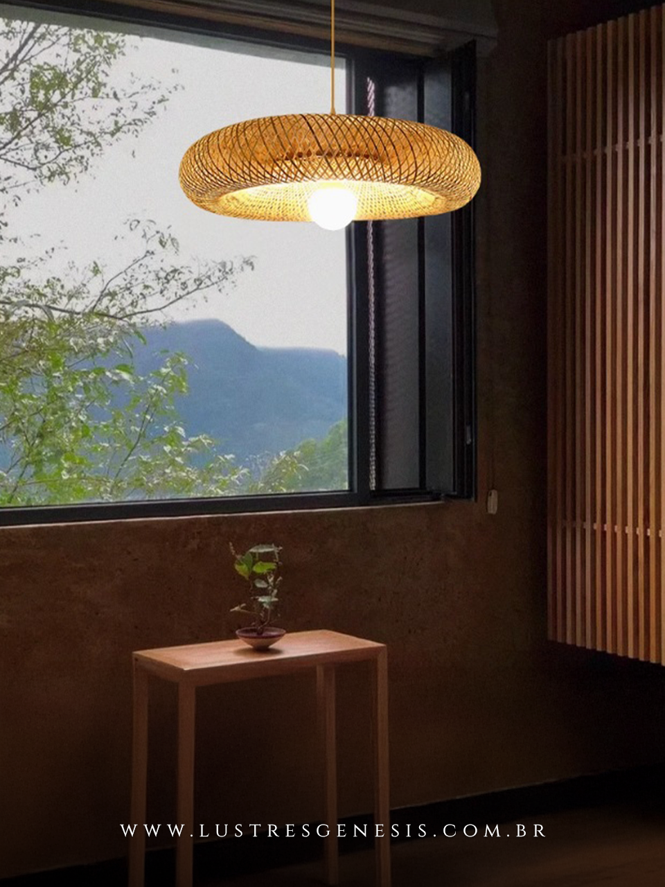 Luminária artesanal de fibra de bambu em formato de disco iluminando uma mesa de jantar decorada com vaso e tigela.